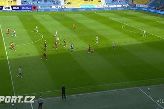 Ruka! Ruka! Chlapi, ale není zřetelně vidět. Unikátní záznam odhaluje, jak sudí řešili sporný moment - Sport.cz